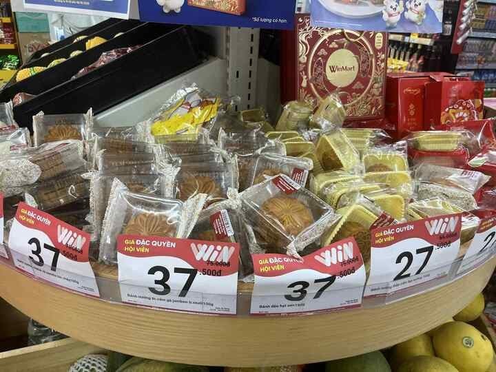 នំព្រះខែបញ្ចុះតម្លៃ 50% នៅផ្សារទំនើប Winmart ។
