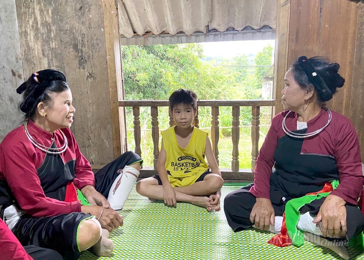 សមាជិកនៃក្លឹបអភិរក្សវប្បធម៌ជនជាតិ Cao Lan នៅវួដ Binh Thuan ណែនាំយុវជនជំនាន់ក្រោយស្វែងយល់អំពីវប្បធម៌របស់ជនជាតិ Cao Lan។