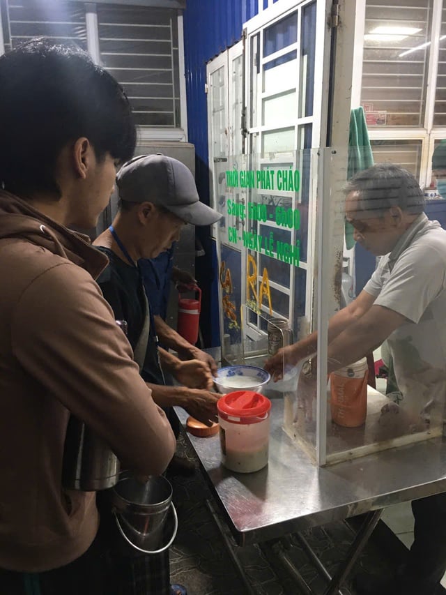 'Nồi cháo tình thương' mang hơi ấm sẻ chia đến bệnh nhân nghèo- Ảnh 2.