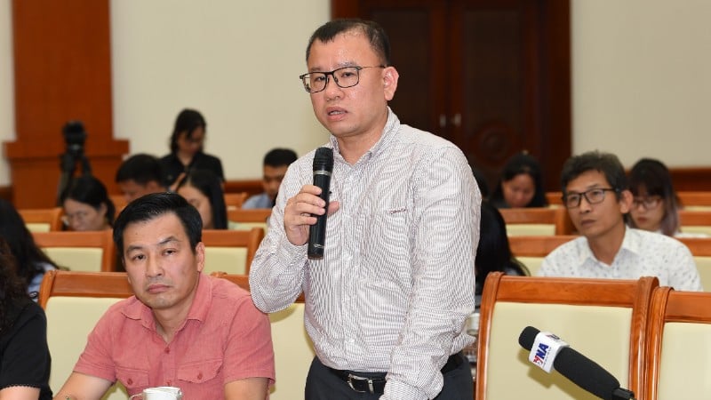 លោក Nguyen Hoang Duong អនុប្រធាននាយកដ្ឋានស្ថាប័នហិរញ្ញវត្ថុ (ក្រសួងហិរញ្ញវត្ថុ) ក្នុងសន្និសីទសារព័ត៌មាន។