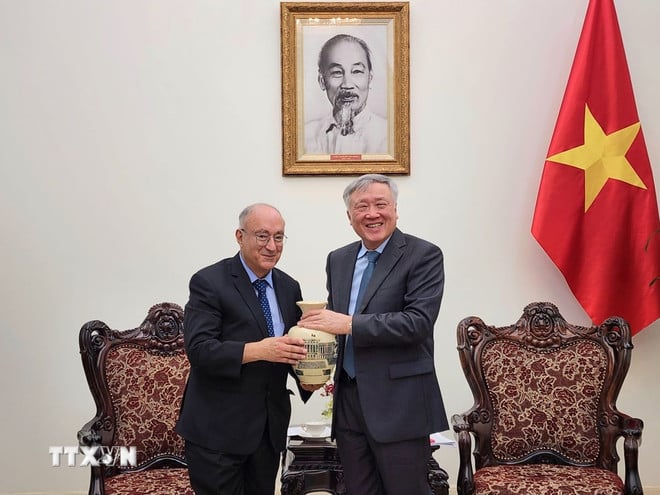 ttxvn-pho-thu-tuong-thuong-truc-chinh-phu-nguyen-hoa-binh-tiep-chu-tich-to-chuc-ho-tro-dai-hoc-the-gioi-duc-0310-2.jpg