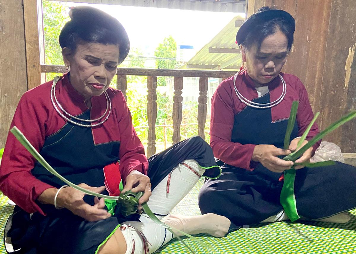 ប្រជាជន Cao Lan ក្នុងក្រុមទី៧ វួដ Binh Thuan ចេះវេចនំបក្សីយ៉ាងប៉ិនប្រសប់។