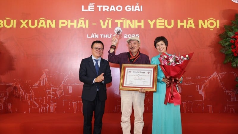 សមមិត្ត Le Quoc Minh សមាជិកគណៈកម្មាធិការមជ្ឈិមបក្ស និពន្ធនាយកកាសែត Nhan Dan អនុប្រធានគណៈកម្មាធិការឃោសនា និងអប់រំមជ្ឈិម ប្រធានសមាគមអ្នកកាសែតវៀតណាម និងថ្នាក់ដឹកនាំនៃទីភ្នាក់ងារសារព័ត៌មានវៀតណាម បានប្រគល់រង្វាន់ធំ - សម្រាប់សេចក្តីស្រឡាញ់ទីក្រុងហាណូយដល់តន្ត្រីករ Tran Tien ។