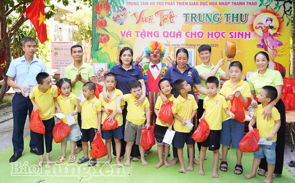 ក្លឹបសប្បុរសធម៌ 17 ផ្តល់អំណោយដល់កុមារនៅមជ្ឈមណ្ឌល Thanh Thao សម្រាប់គាំទ្រការអភិវឌ្ឍន៍ការអប់រំរួមបញ្ចូល។