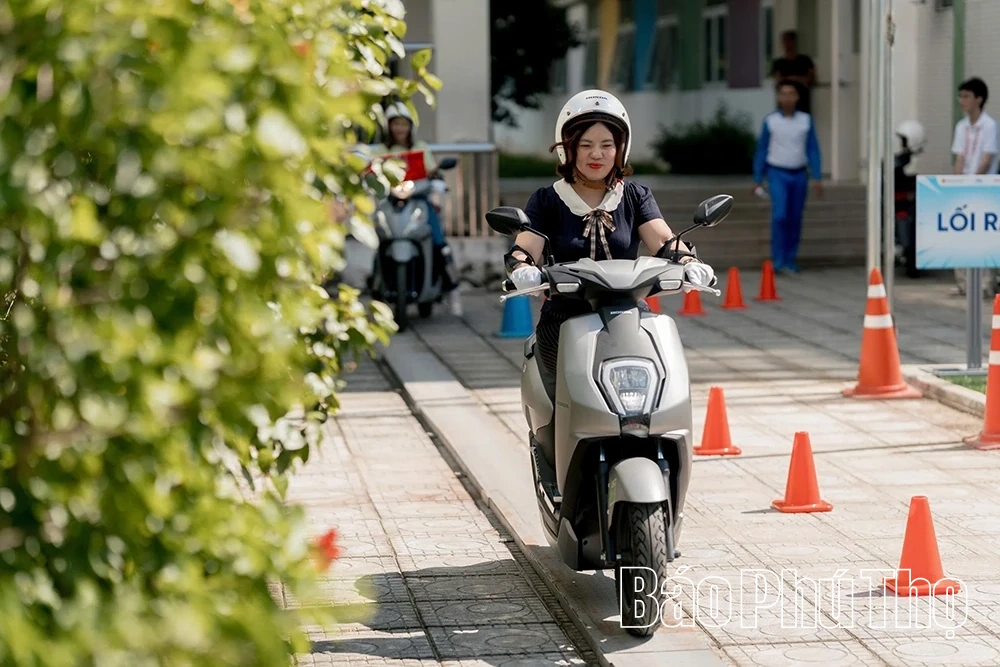 Honda Vietnam donates 1.8 million helmets to first graders nationwide for the 2025-2026 school year