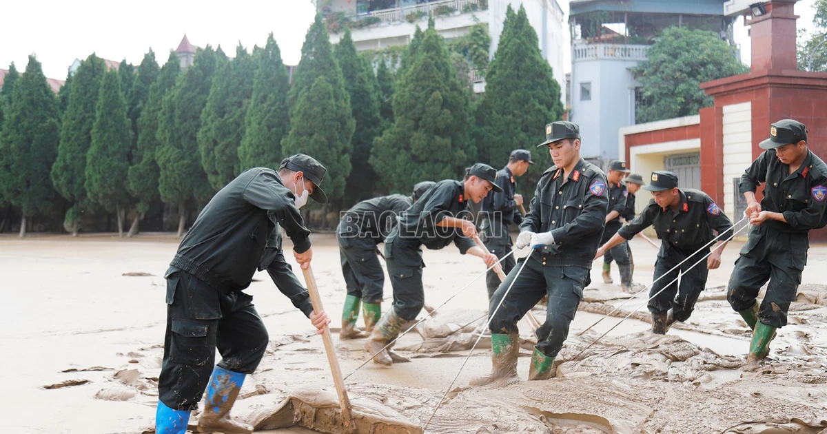 Cán bộ, chiến sĩ Cảnh sát cơ động số 3 tích cực tham gia ứng phó, khắc phục hậu quả cơn bão số 10
