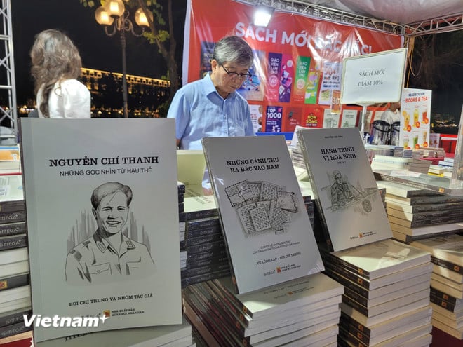 Các sách về Đại tướng Nguyễn Chí Thanh và Thượng tướng Nguyễn Chí Vịnh được bán và giới thiệu tại hội sách. (Ảnh: Minh Anh/Vietnam+)
