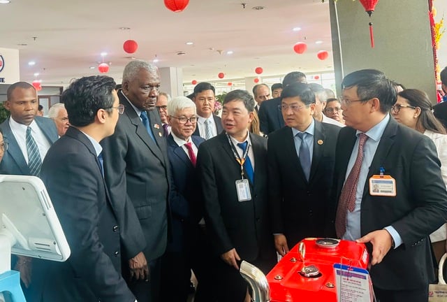Chủ tịch Quốc hội Cuba làm việc tại Trường ĐH Sư phạm kỹ thuật TP.HCM - Ảnh 3.