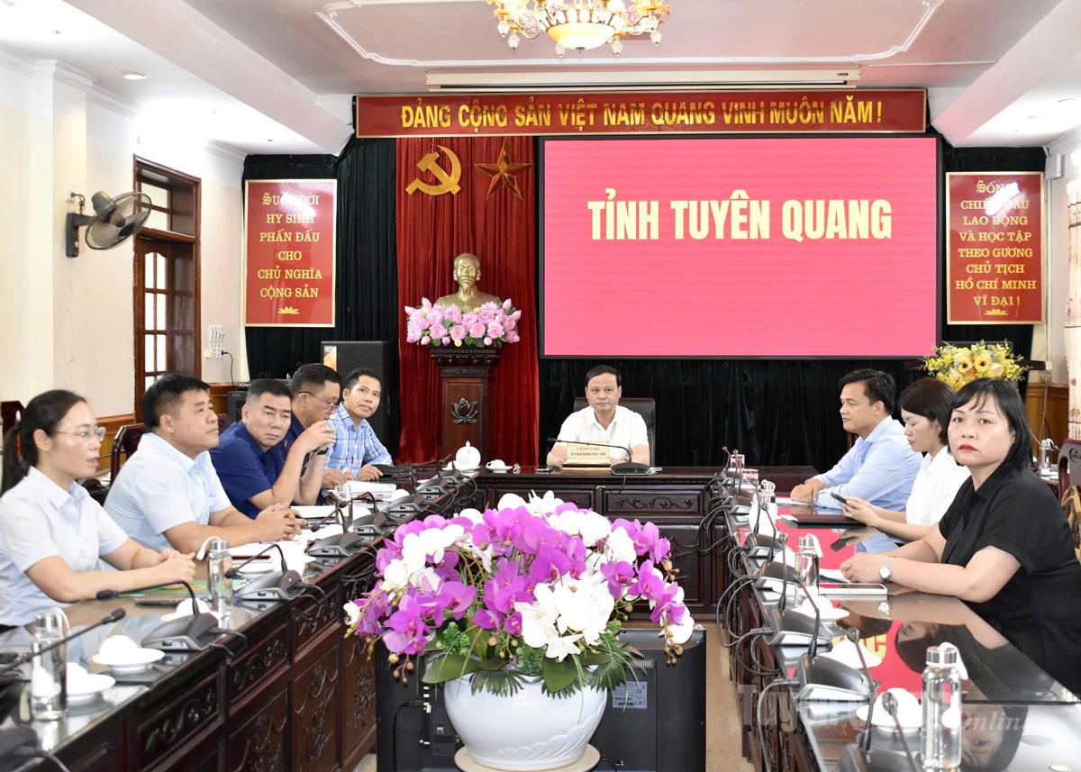 សមមិត្ត Nguyen Manh Tuan សមាជិកគណៈកម្មាធិការអចិន្ត្រៃយ៍បក្សខេត្ត អនុប្រធានអចិន្ត្រៃយ៍នៃគណៈកម្មាធិការប្រជាជនខេត្តបានអញ្ជើញជាអធិបតីនៅចំនុចស្ពាន Tuyen Quang។