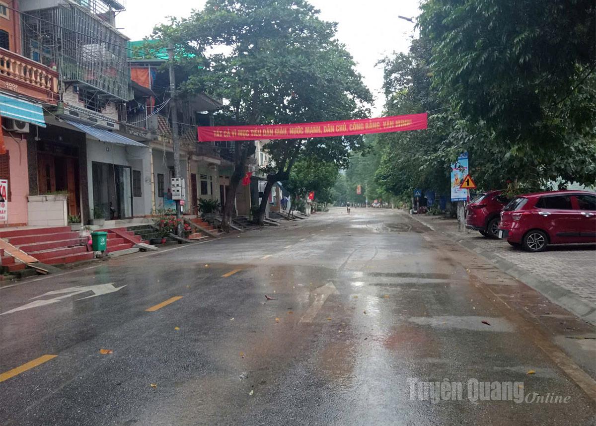 Tuyến đường Nguyễn Văn Cừ ngập sâu trong nước sáng nay nước đã rút hết.
