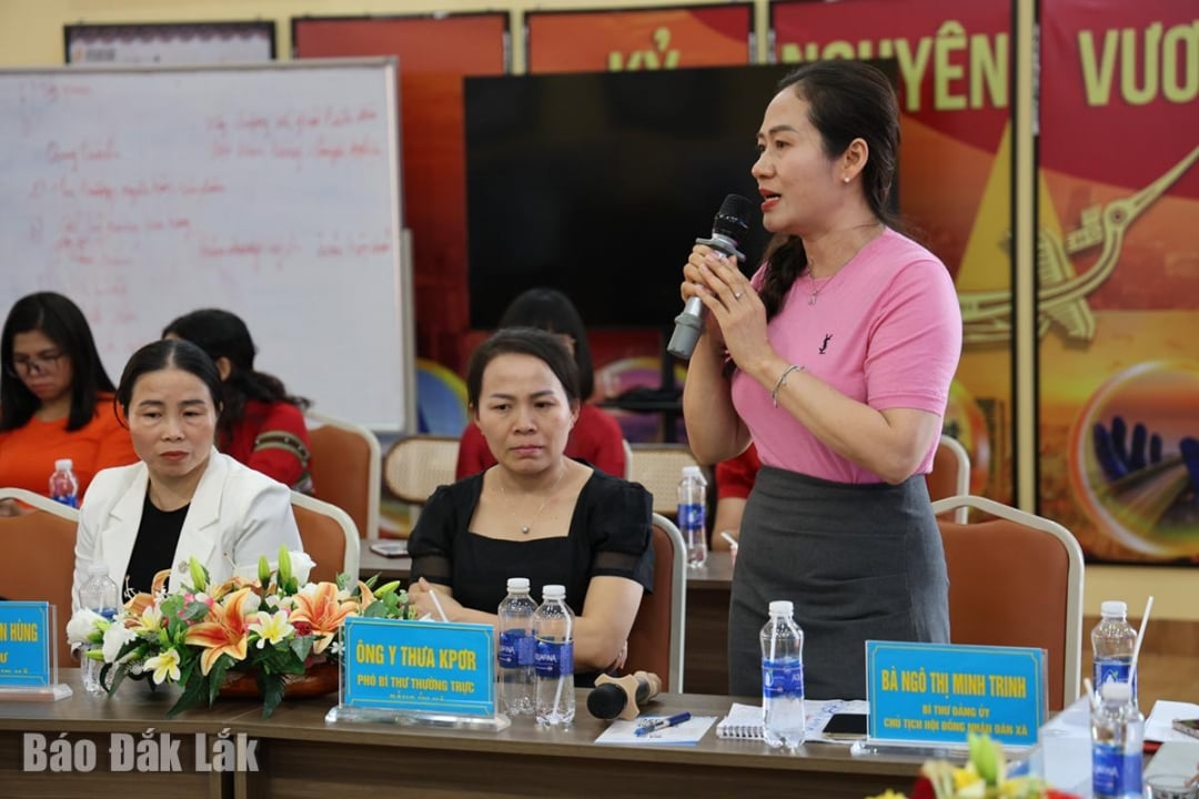 ທ່ານ​ດ​ຣ ຫງວຽນ​ທິ​ມິ​ງ​ທິ​ນິງ, ເລ​ຂາ​ທິ​ການ​ໃຫຍ່, ປະ​ທານ​ສະ​ພາ​ປະ​ຊາ​ຊົນ​ຕາ​ແສງ ​ເອີ​ກ​ເໜືອ ກ່າວ​ຄຳ​ເຫັນ​ທີ່​ກອງ​ປະ​ຊຸມ.