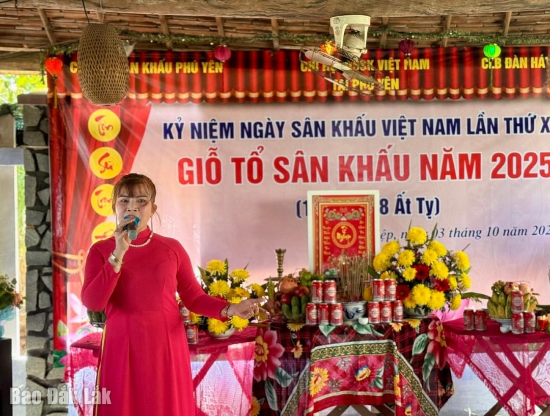 វិចិត្រករ Phuong Lien ច្រៀងបទ 