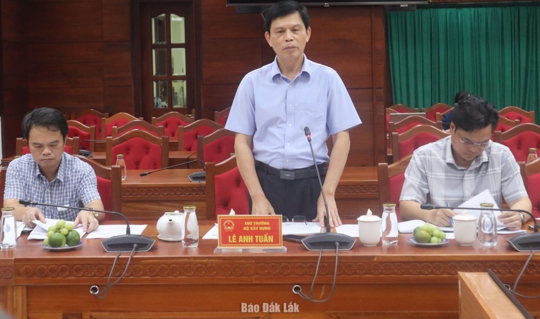 Deputy Minister of Construction Le Anh Tuan delivered a concluding speech at the working session.