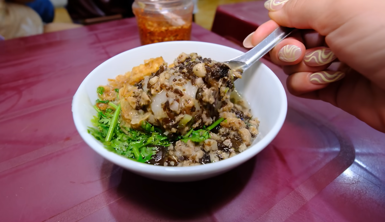 ភ្ញៀវ​ទេសចរ​លោក​ខាង​លិច​ញ៉ាំ​បិណ្ឌ​ឌុក​ក្តៅ​នៅ​ហាណូយ 0.png