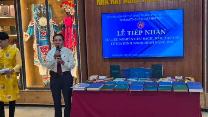 Gia đình trao tư liệu quý của NSND Đinh Bằng Phi dịp Giỗ Tổ- Ảnh 3.