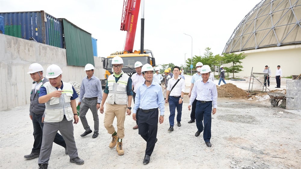 Der Vorsitzende des Volkskomitees der Stadt Hue, Nguyen Van Phuong, besichtigte die Baustelle.