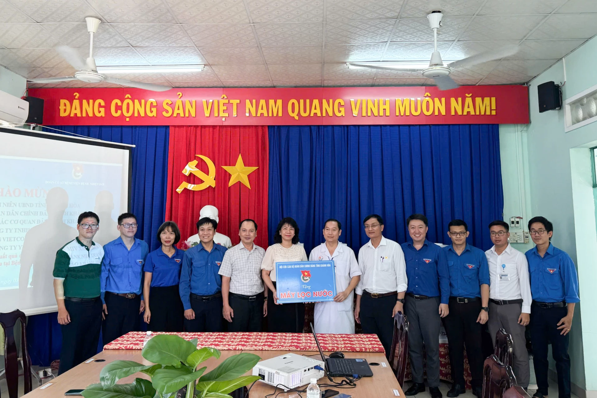Donating water purifiers to Khanh Hoa Tropical Diseases Hospital.