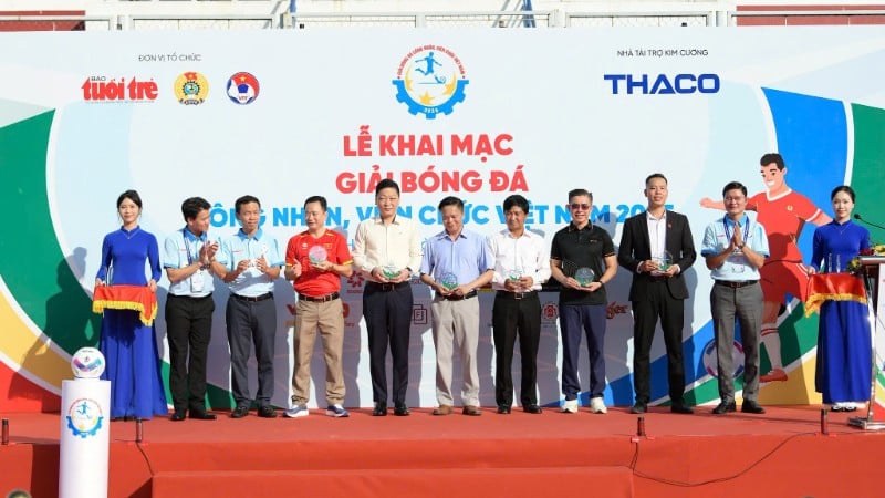 គណកម្មាធិការរៀបចំពិធីប្រគល់មេដាយរំលឹកគុណូបការៈដល់អ្នកឧបត្ថម្ភ និងគ្រឿងក្នុងរដូវកាល។