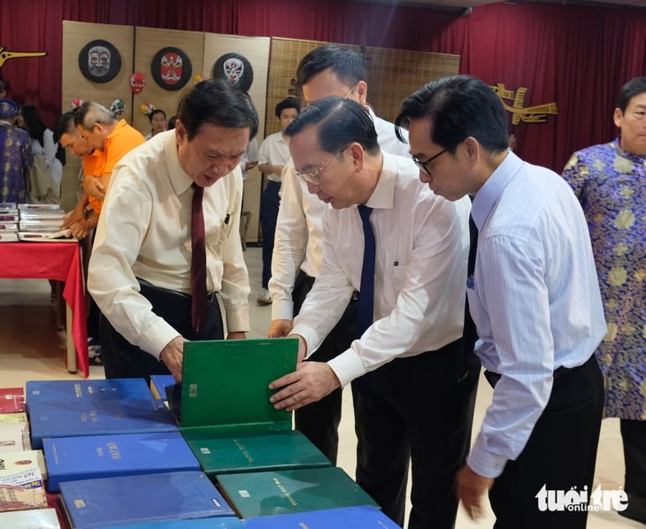 Tiếp nhận hơn 200 tư liệu hát bội quý của NSND Đinh Bằng Phi nhân Ngày giỗ tổ sân khấu - Ảnh 3.