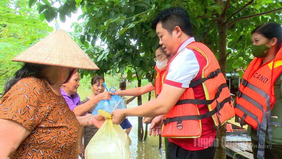 Philanthropen liefern den Flutopfern in Na Hang warme Mahlzeiten.