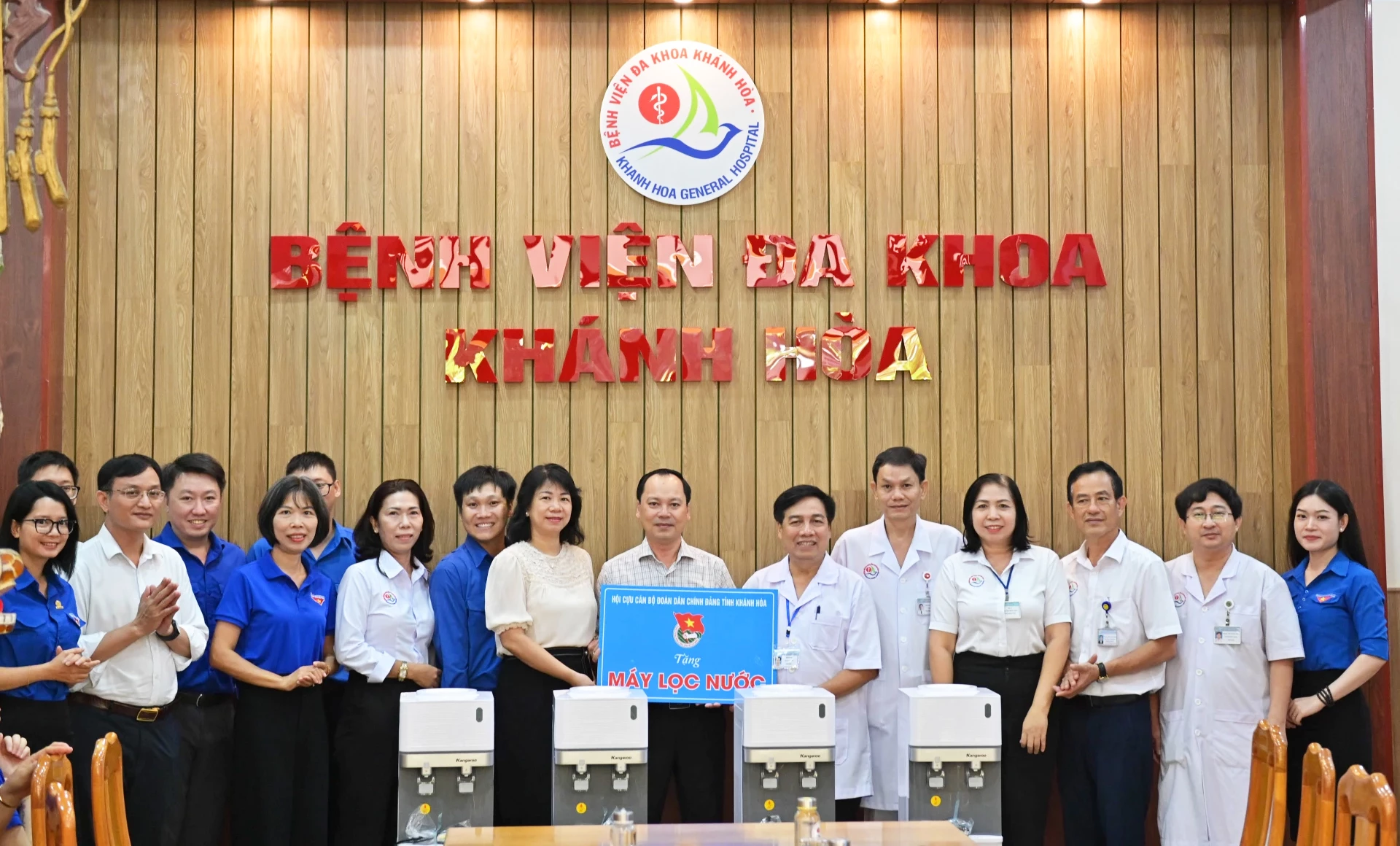 Units donated water purifiers to Khanh Hoa General Hospital.