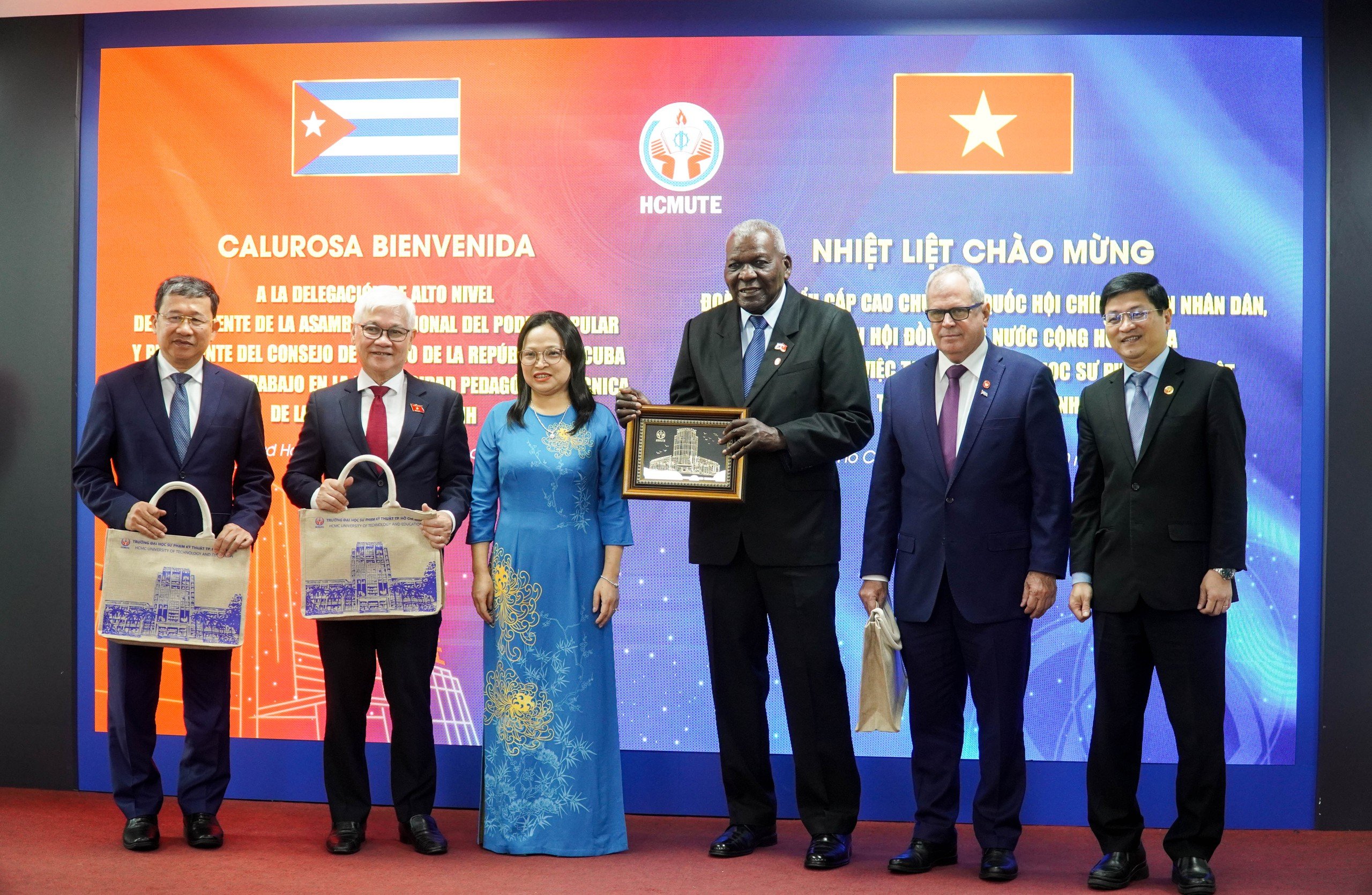 Chủ tịch Quốc hội Cuba ấn tượng với máy bay không người lái so sinh viên Việt Nam biểu diễn- Ảnh 10.