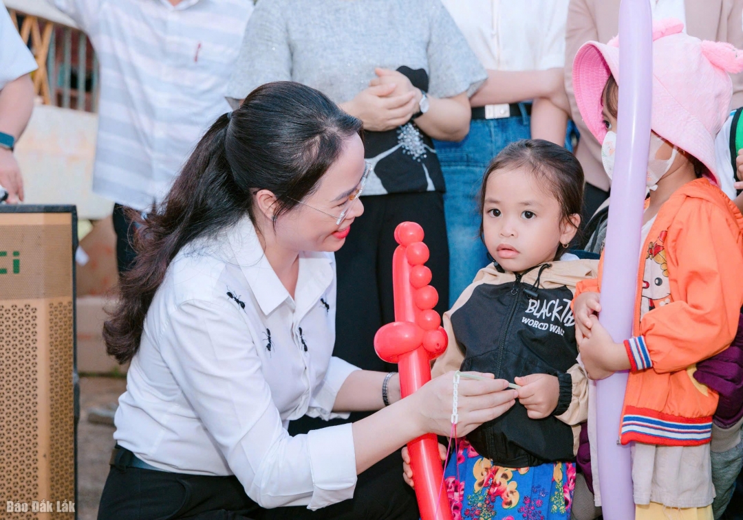 Phó Hiệu trưởng Trường Chính trị tỉnh Nguyễn Thị Thu tặng quà thiếu nhi buôn Tlung.