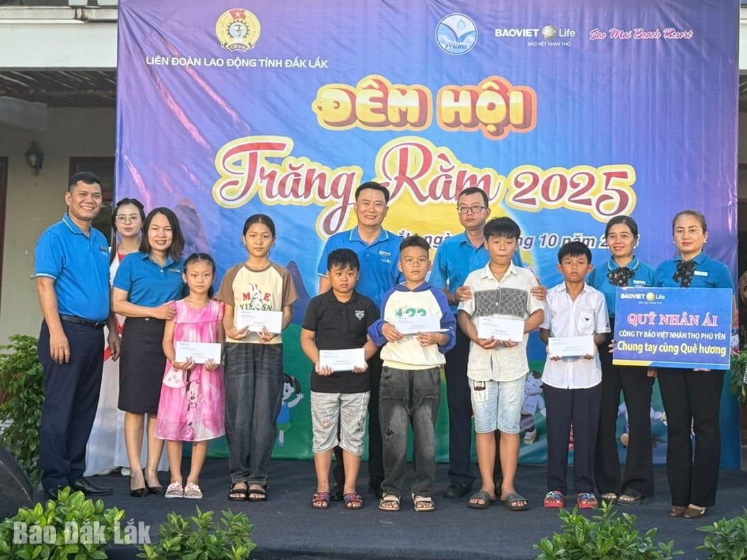 Leaders of the Provincial Federation of Labor and sponsors gave gifts to children.