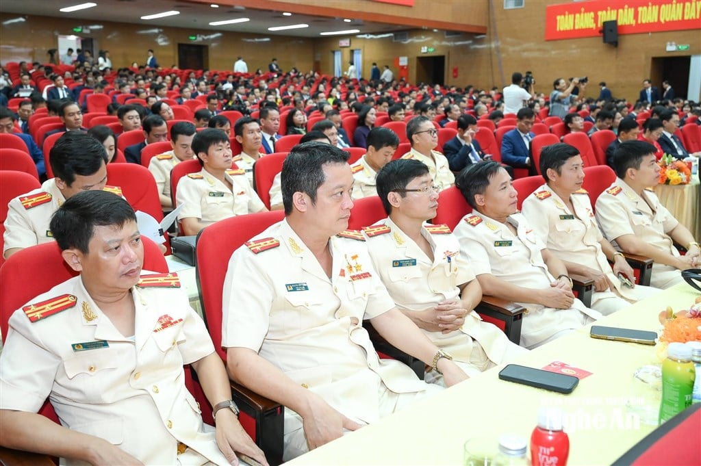 អង់គ្លេស៖ ព័ត៌មាន