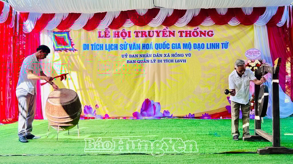 មេឃុំ Hong Vu វាយស្គរ និងគង ដើម្បីបើកពិធីបុណ្យ។