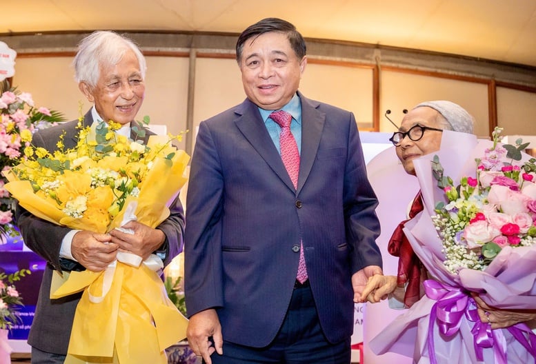 Phó Thủ tướng Nguyễn Chí Dũng dự Lễ trao Huân chương Bắc đẩu Bội tinh bậc Sĩ quan cho vợ chồng Giáo sư Jean Trần Thanh Vân và Lê Kim Ngọc- Ảnh 4.