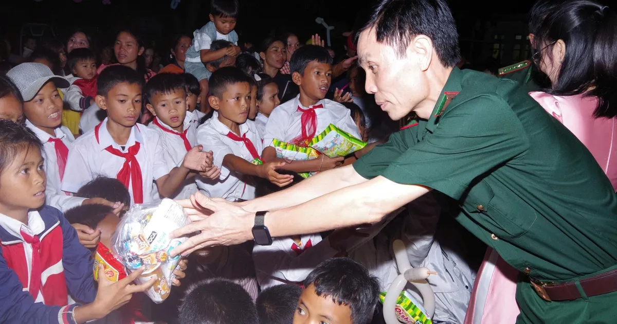 1.200 thiếu nhi Việt – Lào chung vui đêm hội Trung thu