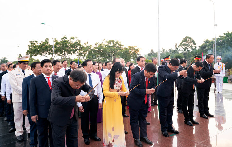 Đoàn đại biểu dự Đại hội Đảng bộ tỉnh An Giang lần thứ I, nhiệm kỳ 2025 - 2030 viếng Nghĩa trang liệt sĩ tỉnh