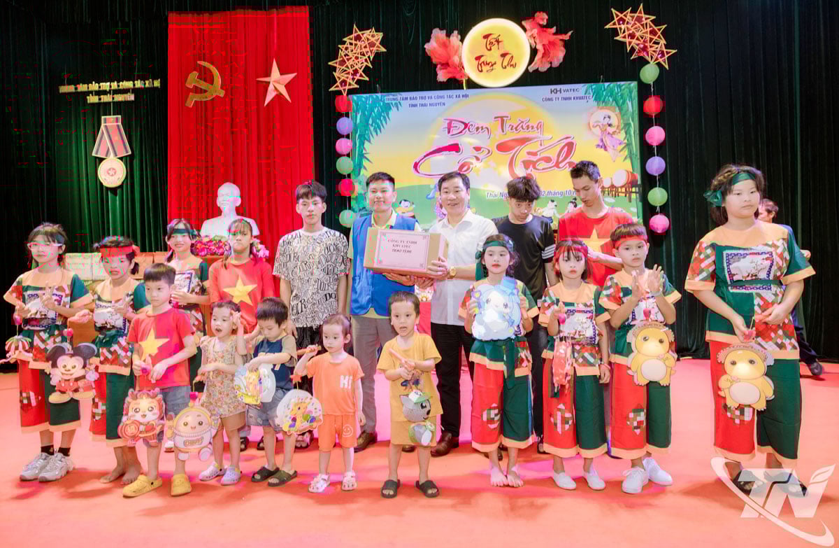 អំណោយដ៏មានអត្ថន័យពីសប្បុរសជនដល់កុមារនៅមជ្ឈមណ្ឌល។