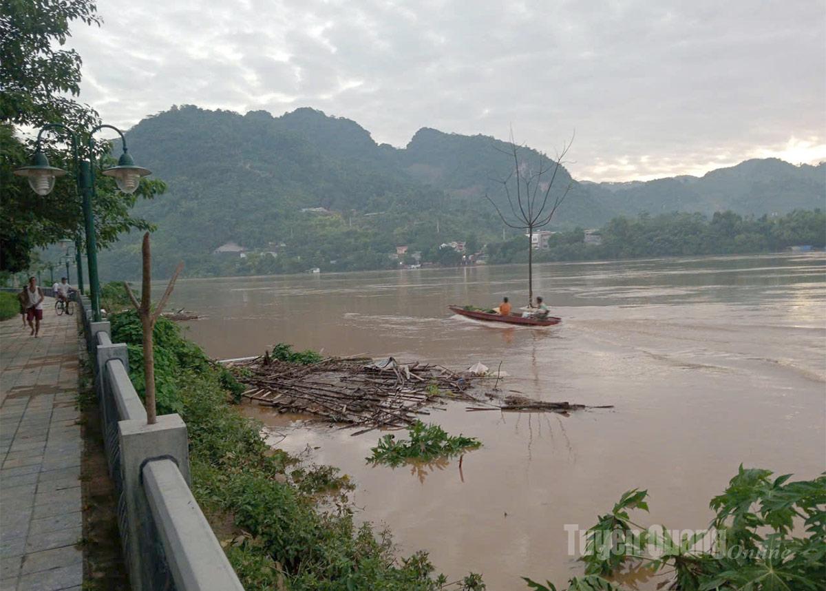  6h sáng 3-10, nước sông Lô tại khu vực Xuân Hoà,  phường Mình Xuân đang xuống nhanh. Tuyến đường Nguyễn Văn Cừ ngập sâu trong nước sáng nay nước đã rút hết. Ảnh: Hoàng Ngọc.