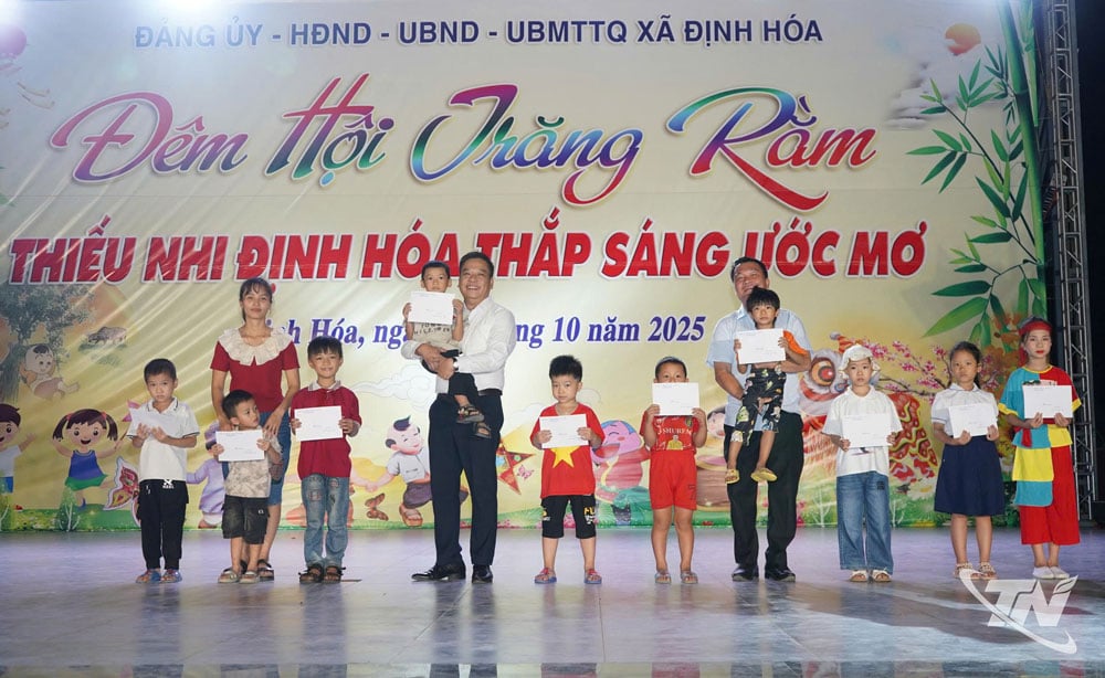 ឃុំ Dinh Hoa ជូនអំណោយចំនួន ១០ ដល់កុមារក្នុងគ្រាលំបាក។