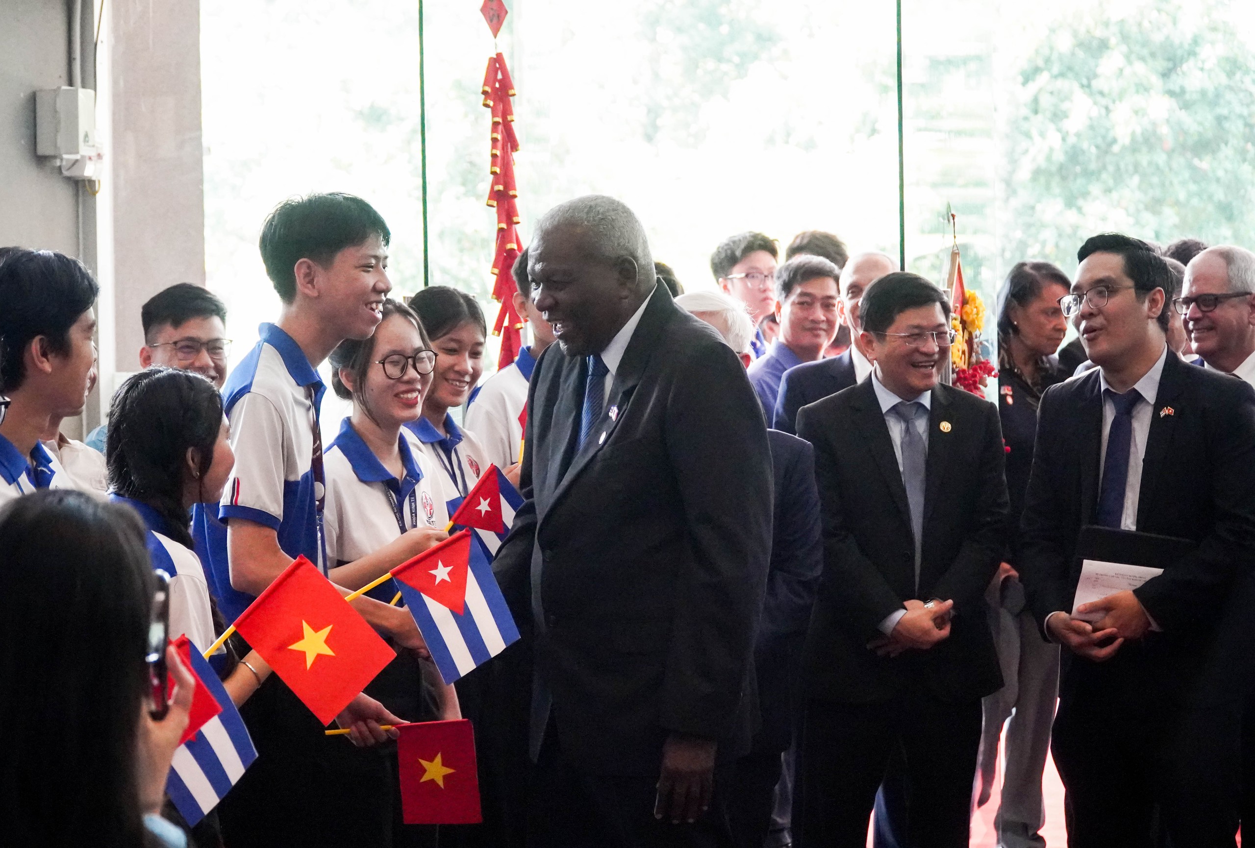 Chủ tịch Quốc hội Cuba ấn tượng với máy bay không người lái so sinh viên Việt Nam biểu diễn- Ảnh 11.
