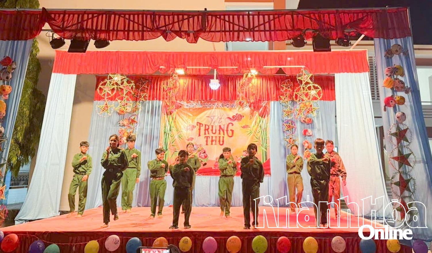 ការសម្តែងដោយកុមារនៅមជ្ឈមណ្ឌល។