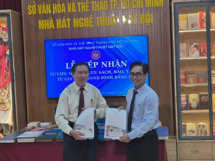 Gia đình trao tư liệu quý của NSND Đinh Bằng Phi dịp Giỗ Tổ- Ảnh 5.