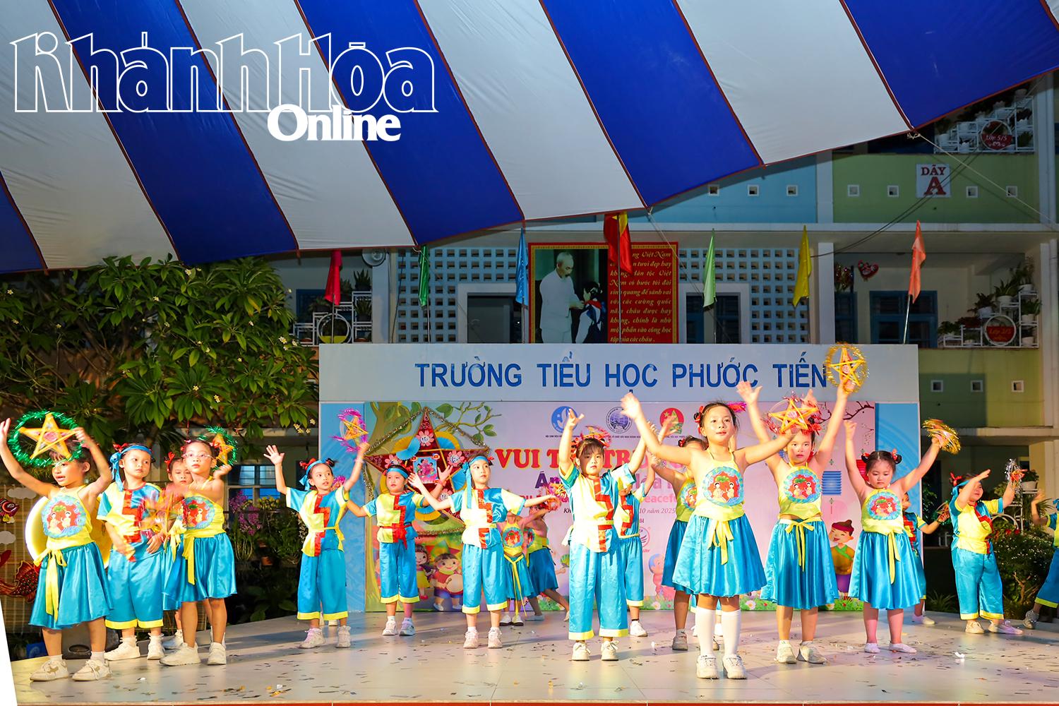 ការសម្តែងដោយសិស្សសាលាបឋមសិក្សា Phuoc Tien ។