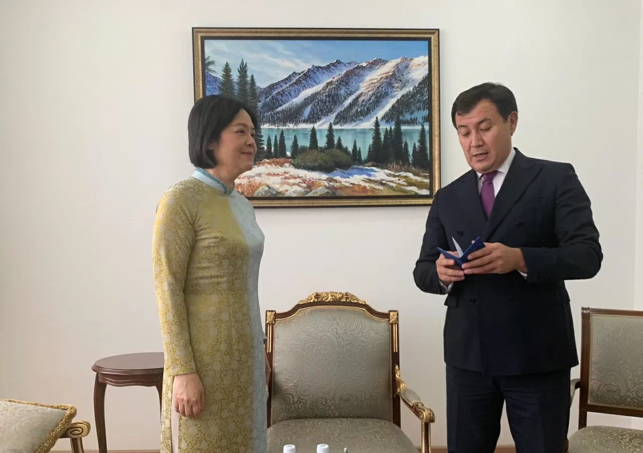 Đại sứ Phạm Phạm Thái Như Mai nhận Huân chương Hữu nghị Dostyk do Nhà nước Kazakhstan trao tặng