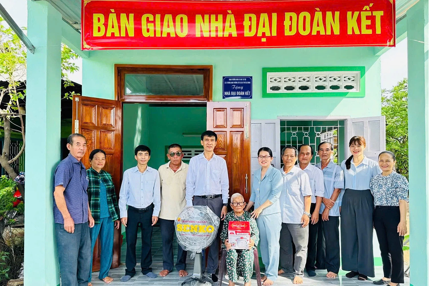 ថ្នាក់ដឹកនាំគណៈកម្មាធិការរណសិរ្សមាតុភូមិវៀតណាមនៃវួដ Do Vinh និងអាជ្ញាធរមូលដ្ឋានបានប្រគល់ផ្ទះមហាសាមគ្គីជូនលោកស្រី Doi។