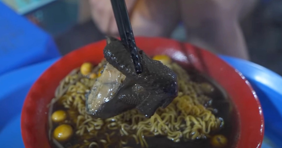 Khách Tây tò mò với bát mì "lạ" có thịt và nước dùng màu đen tại Hà Nội