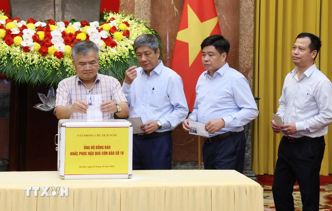 ttxvn-0310-chu-tich-nuoc-ung-ho-dong-bao-vung-bao-3.jpg