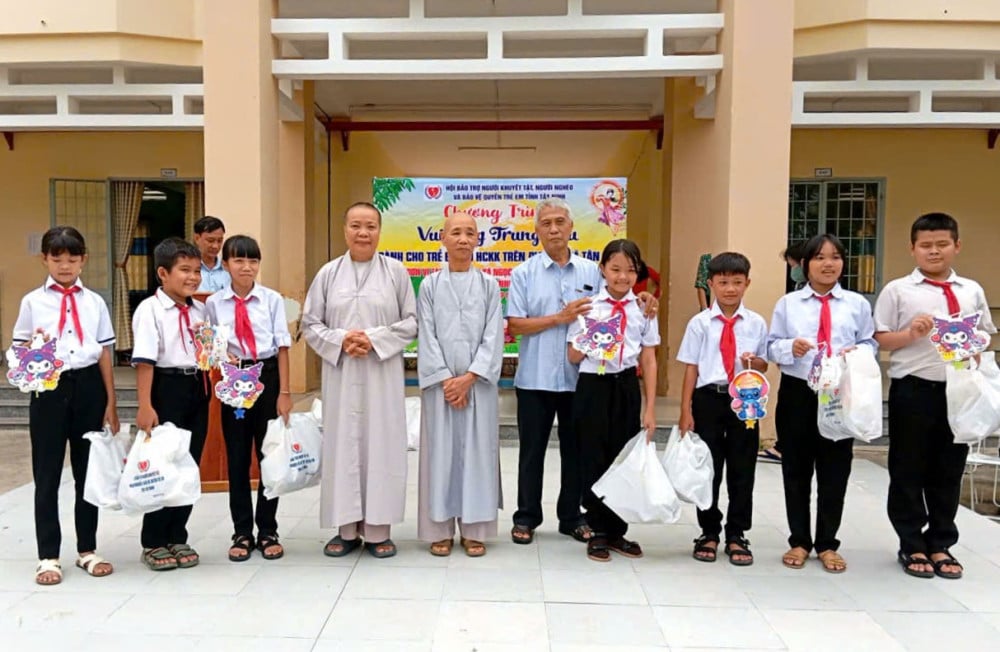 Ông Nguyễn Văn Quá và các đại biểu trao tặng quà Trung thu cho các em học sinh nghèo