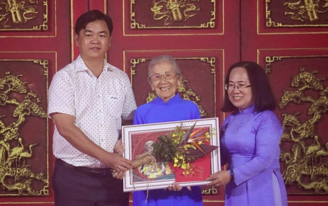 NSND Kim Cương, Minh Vương xúc động khi được tri ân trong ngày giỗ Tổ sân khấu- Ảnh 2.
