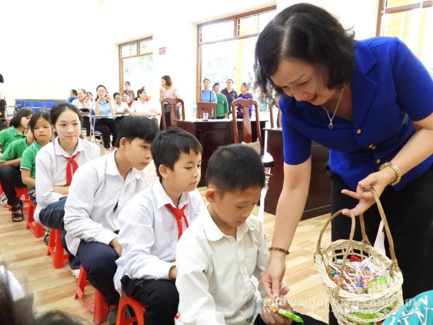 Leaders of the Office of the National Assembly Delegation and the Provincial People's Council presented gifts to students.