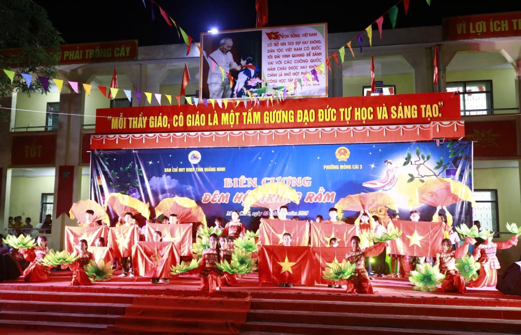 កម្មវិធីសិល្បៈត្រូវបានរៀបចំឡើងដោយសិស្សានុសិស្សនៅសង្កាត់ Mong Cai 3។