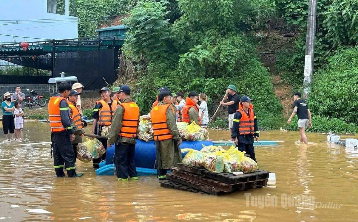 Hilfsgüter des Provinzkomitees der Vaterländischen Front wurden zu Haushalten in den Bezirken 1 und 2 von Ha Giang transportiert.
