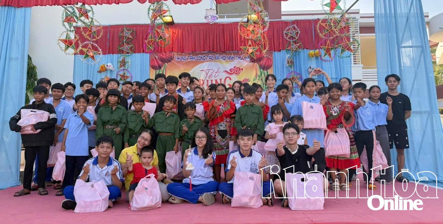 តំណាងមណ្ឌលសង្គមកិច្ច Ninh Thuan មណ្ឌល១ (សង្កាត់ Phan Rang) ជូនអំណោយដល់កុមារ។